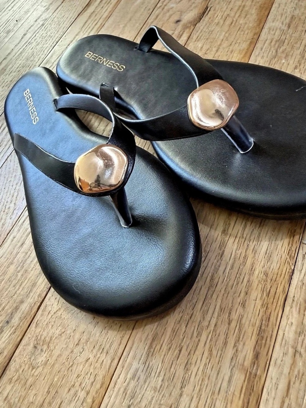 BERNESS Women's Black Leather Strap Slip-On Flat Sandals Metal Accent Sz 6